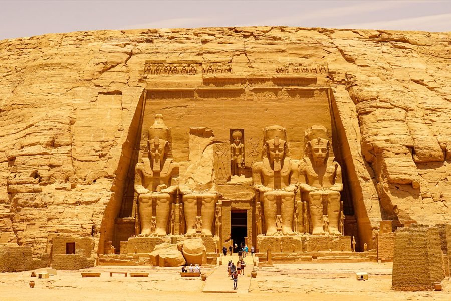 Großer Tempel von Abu Simbel mit Kolossalstatuen von Ramses II. – Ägypten Rundreise ab Hurghada