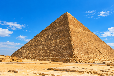 Cheops-Pyramide von Gizeh bei Kairo unter blauem Himmel – 8 Tage Ägypten-Rundreise mit Nachtzug und Nilkreuzfahrt