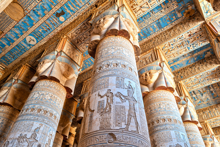 Hathor-Tempel von Dendera in Ägypten mit kunstvoll verzierten Säulen, Hieroglyphen und farbenprächtigen astronomischen Deckenmalereien