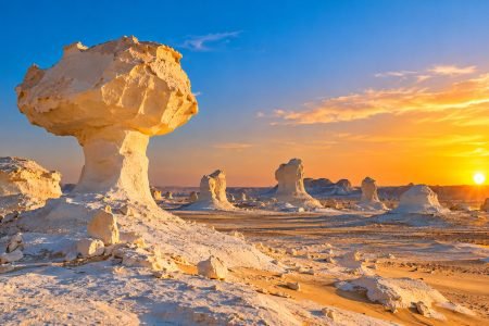 Ägypten Wüsten-Rundreise – Weiße Wüste mit Kalksteinformationen bei Sonnenuntergang